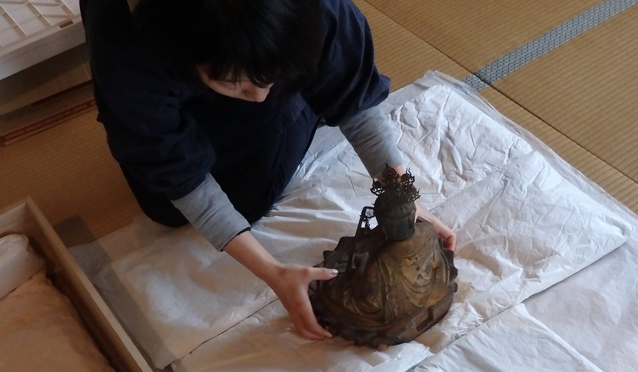 仏像を搬出する様子